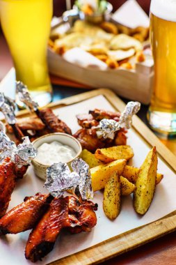 Barbekü tavuk kanadı ile bira, yakın çekim