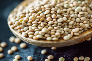 Mercimek tahta kaşık üzerinde yeşil, yakın çekim