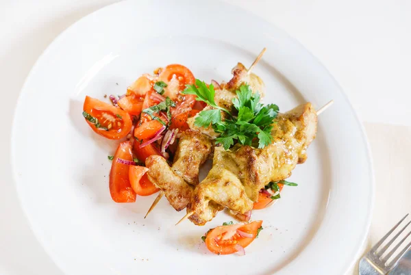 Brochetas Pollo Con Verduras Cerca — Foto de Stock