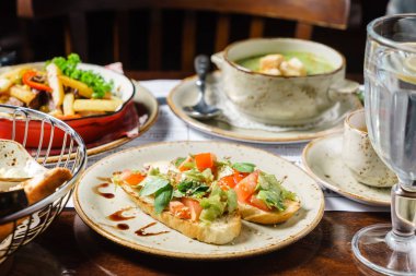 akşam yemeği kafede, yakın çekim