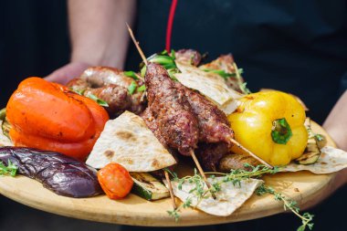 Makarna, ızgara et yakın çekim