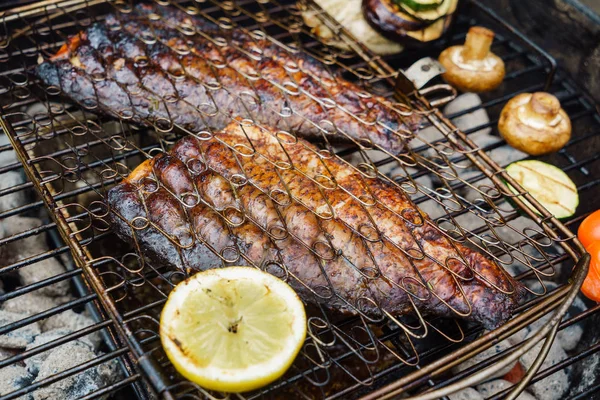 Peixe Grelhado Com Limão Close — Fotografia de Stock