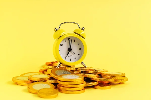 Reloj Despertador Monedas Sobre Fondo Amarillo —  Fotos de Stock