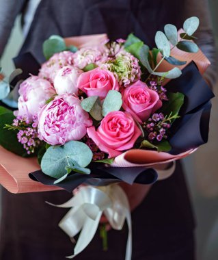 kadın elinde güzel buket 