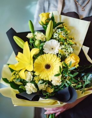 kadın elinde güzel buket 