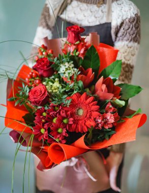 kadın elinde güzel buket 