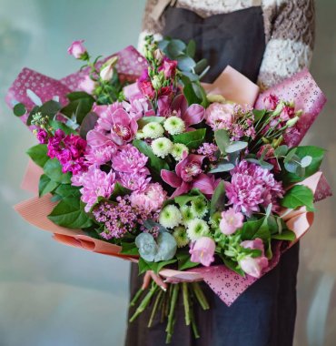 kadın elinde güzel buket 