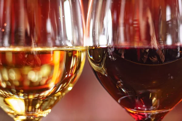 赤と白のワインをクローズ アップ — ストック写真