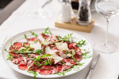 Biftek carpaccio, kapat.