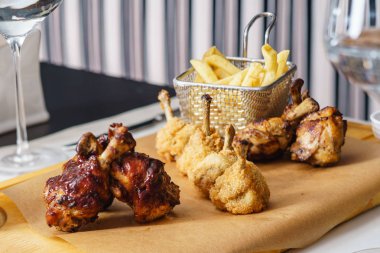 patates kızartması ile tavuk, yakın çekim