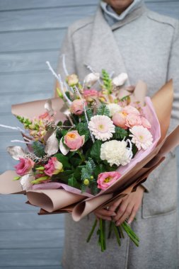 kadın elinde güzel buket 