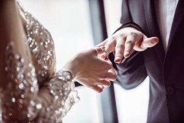 düğün töreni çift, ellerde yakın çekim