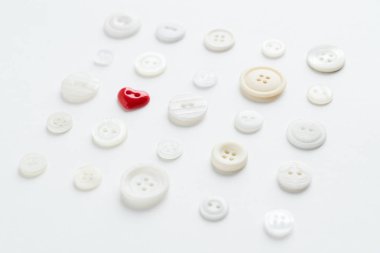 Kırmızı kalpli beyaz düğmeleri