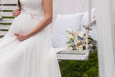 hamile kadın OB bankta oturuyordu 