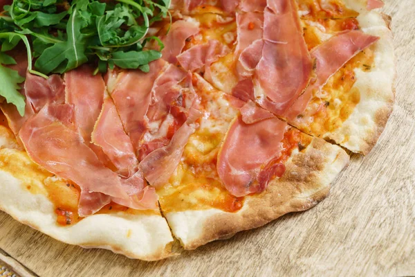 Pizza Com Presunto Arugula Close — Fotografia de Stock