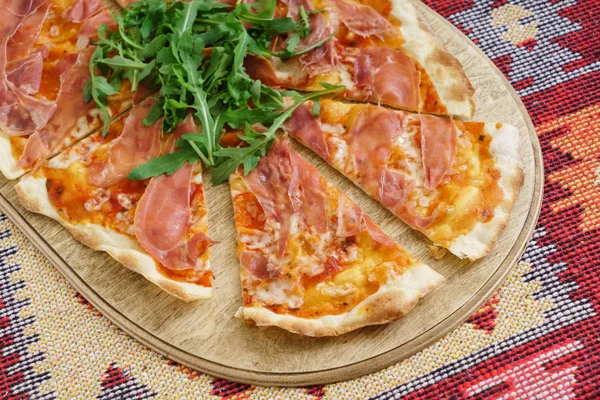 Pizza Dengan Ham Dan Arugula Tutup — Stok Foto