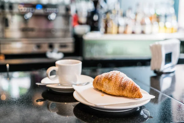 Café Con Croissant Primer Plano —  Fotos de Stock