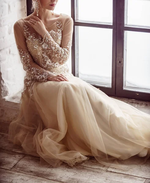 Fiatal Gyönyörű Menyasszony Pózol — Stock Fotó