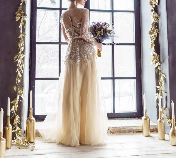 若い美しい花嫁のポーズ — ストック写真
