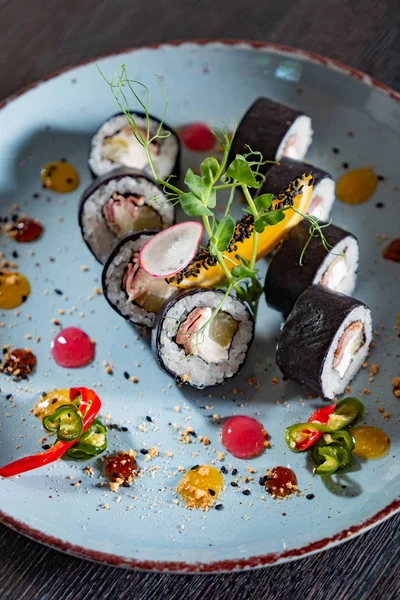 Delizioso Sushi Nel Ristorante Vicino — Foto Stock