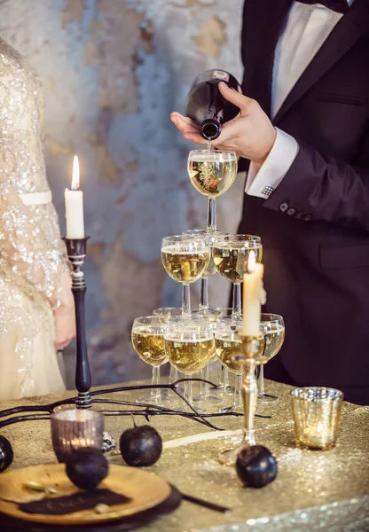 Vánoční Stůl Muž Vylévající Šampaňské — Stock fotografie