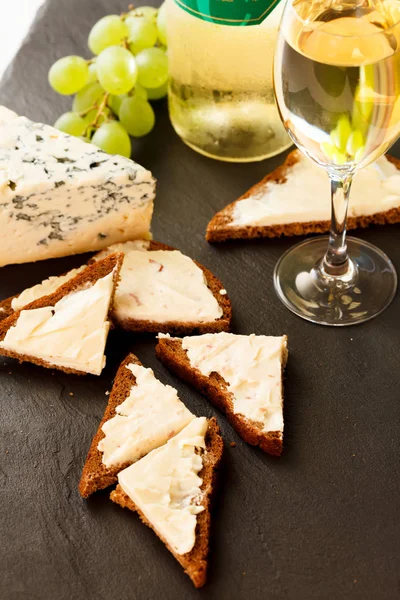チーズとワインで乾杯 クローズ アップ — ストック写真