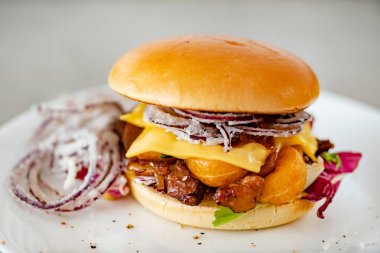 Burger ile ördek fileto, yakın çekim