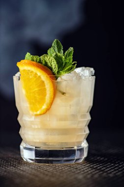 kokteyl barda, yakın çekim