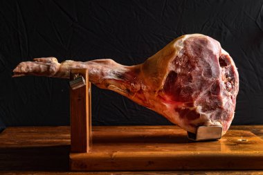 Geleneksel İspanyolca jambon kapatın. Kuru İspanyol domuz jambon tedavi 