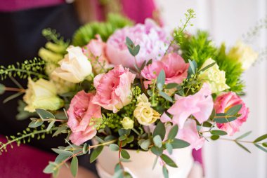 kadın elinde güzel buket 