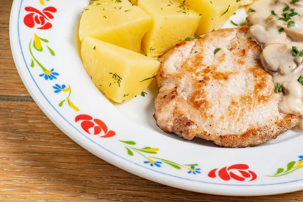 Geroosterd Varkensvlees Met Aardappelen Close — Stockfoto