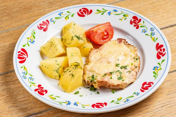 Cerdo Asado Con Patatas Cerca —  Fotos de Stock