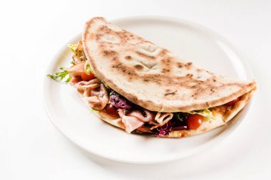 pizza üzerine beyaz sandviç, yakın çekim