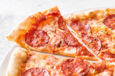 Sosisli pizza, yakın çekim.
