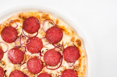 Sosisli pizza, yakın çekim.