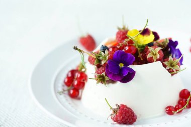 çilek ile tatlı yakın çekim