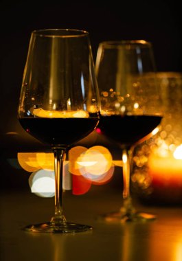 kırmızı şarap ve mumlar, kapat