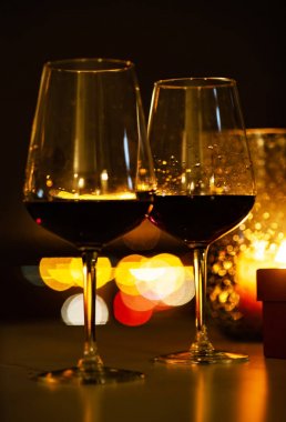 kırmızı şarap ve mumlar, kapat