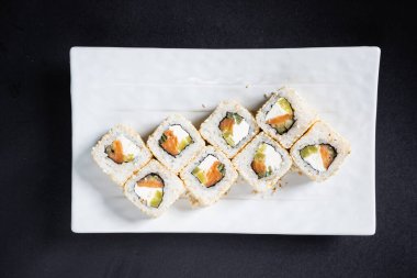 Masada lezzetli suşi var, kapat.