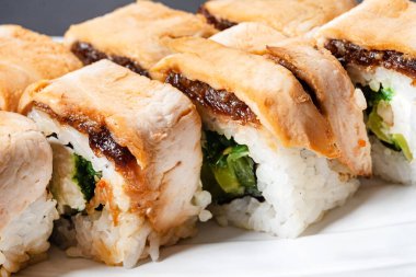 Masada lezzetli suşi var, kapat.