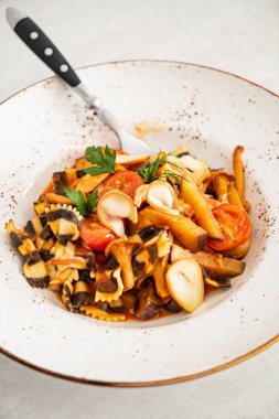 sebzeli makarna ve chanterelles, yakın çekim.