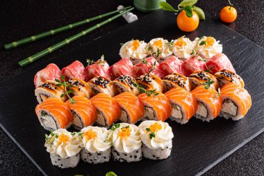 siyah arka plan üzerine ayarla suşi yakın çekim