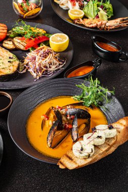 Siyah arkaplanda Asyalı seti