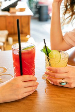 Kafede sağlıklı kahve içen iki kız.