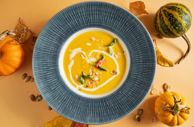 kabak kremalı çorba, bitkiler ve tohumlar.