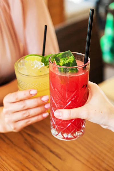 Two Girls Healthy Mocktails Cafe — Stock Photo, Image