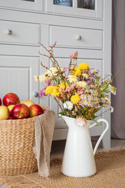 Vazoda ve elmada sonbahar çiçekleri