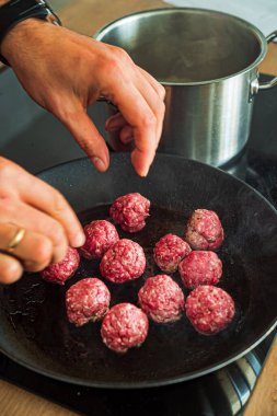  Şef mutfakta köfte yapıyor.