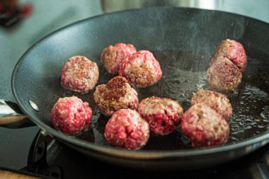  Şef mutfakta köfte yapıyor.