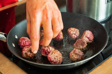  Şef mutfakta köfte yapıyor.